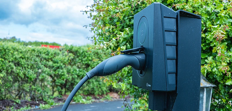 Installations de bornes de recharge pour véhicules électriques pour les entreprises par MDélec